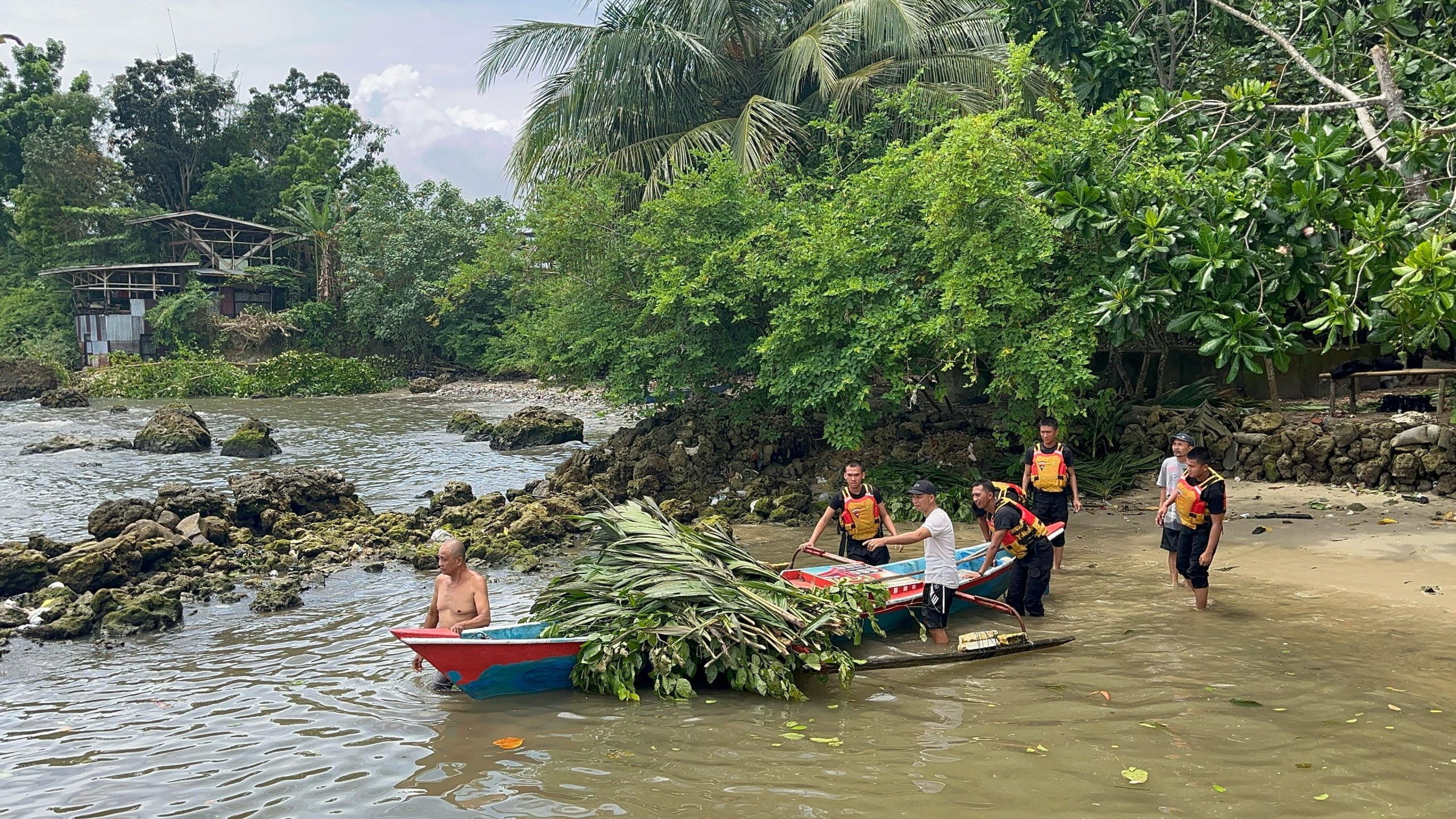 Brimob Polda Sumut Bantu Nelayan Gunungsitoli Dalam Pemasangan Rumpon, Tingkatkan Hasil Tangkapan
