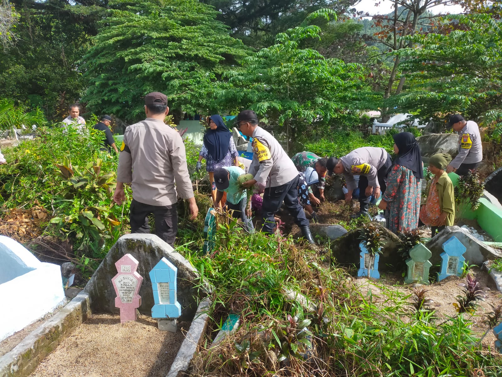 Polri, TNI Dan Masyarakat Laksanakan Gotong Royong Bersihkan TPU Di Kota Sibolga Polri, TNI Dan Masyarakat Laksanakan Gotong Royong Bersihkan TPU Di Kota Sibolga