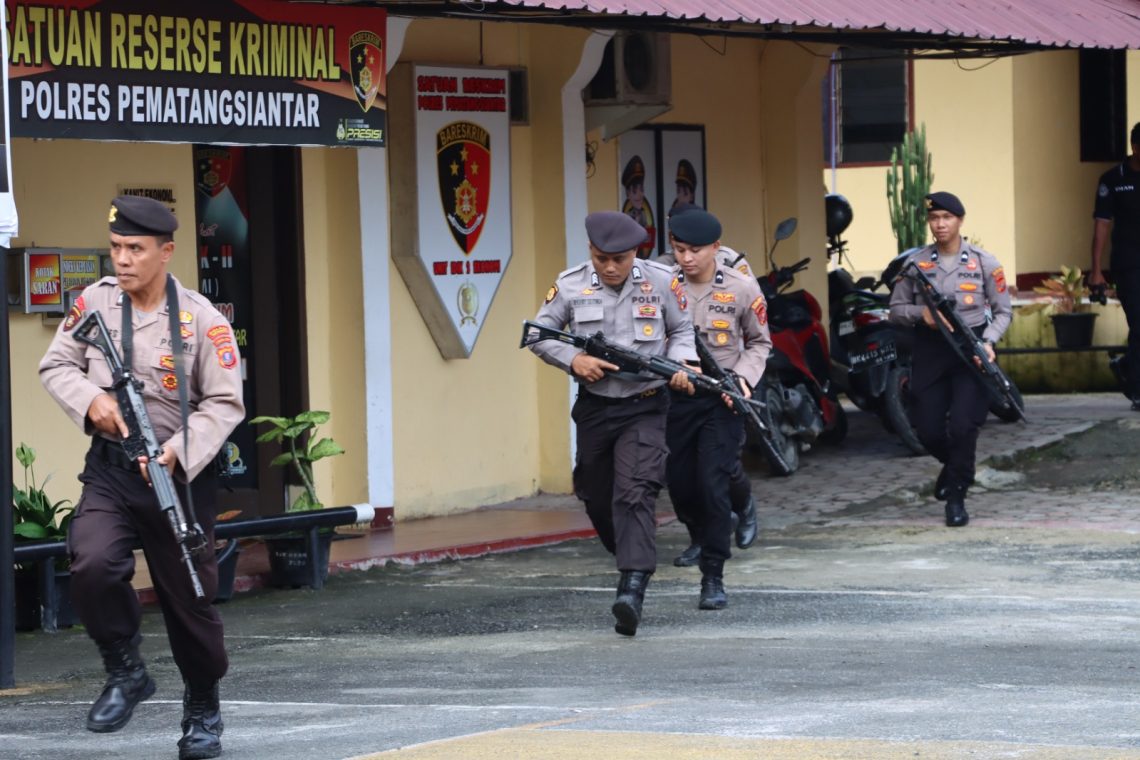 Tingkatkan Kesiapsiagaan Personil, Polres Pematangsiantar laksanakan Latihan Alarm Stelling Pengamanan Mako Tingkatkan Kesiapsiagaan Personil, Polres Pematangsiantar laksanakan Latihan Alarm Stelling Pengamanan Mako