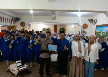 Personel Brimob Polda Sumut Gelar Seminar Hipno Motivasi, Membangun Growth Mindset di SMP IT Nurul ’Azizi