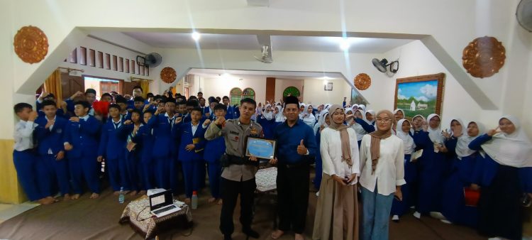 Personel Brimob Polda Sumut Gelar Seminar Hipno Motivasi, Membangun Growth Mindset di SMP IT Nurul ’Azizi