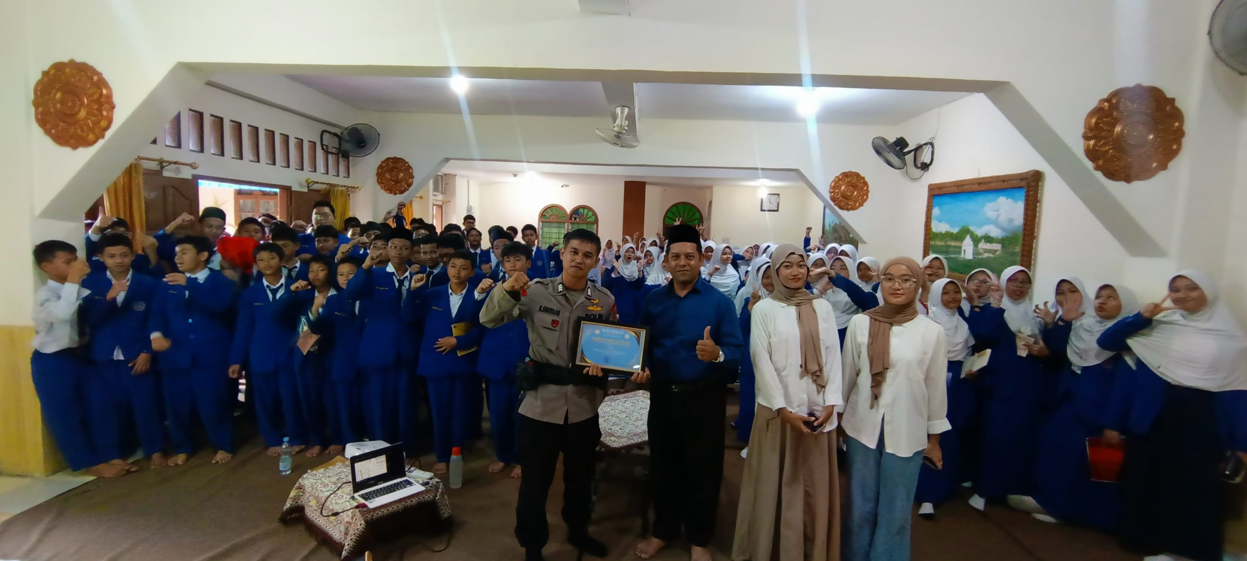 Personel Brimob Polda Sumut Gelar Seminar Hipno Motivasi, Membangun Growth Mindset di SMP IT Nurul ’Azizi