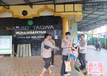 Menyambut Bulan Suci Ramdhan, Polres Sibolga Gelar Bhakti Religi Membersihkan Masjid