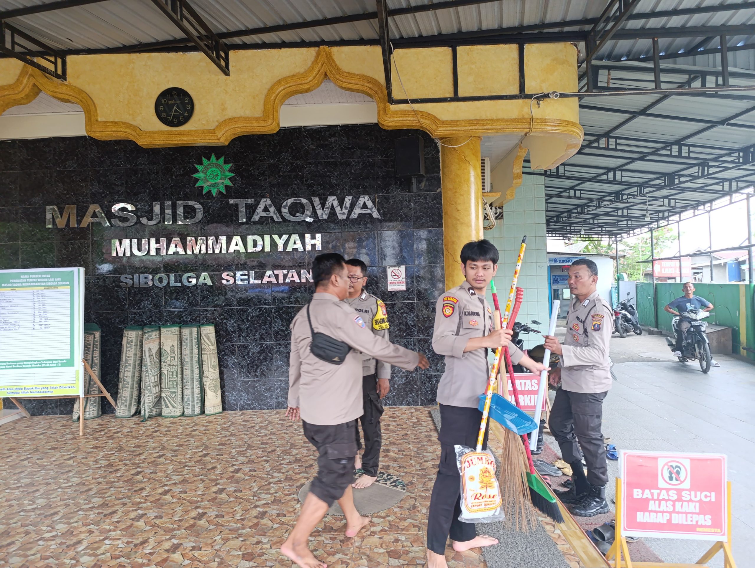 Menyambut Bulan Suci Ramdhan, Polres Sibolga Gelar Bhakti Religi Membersihkan Masjid Menyambut Bulan Suci Ramdhan, Polres Sibolga Gelar Bhakti Religi Membersihkan Masjid