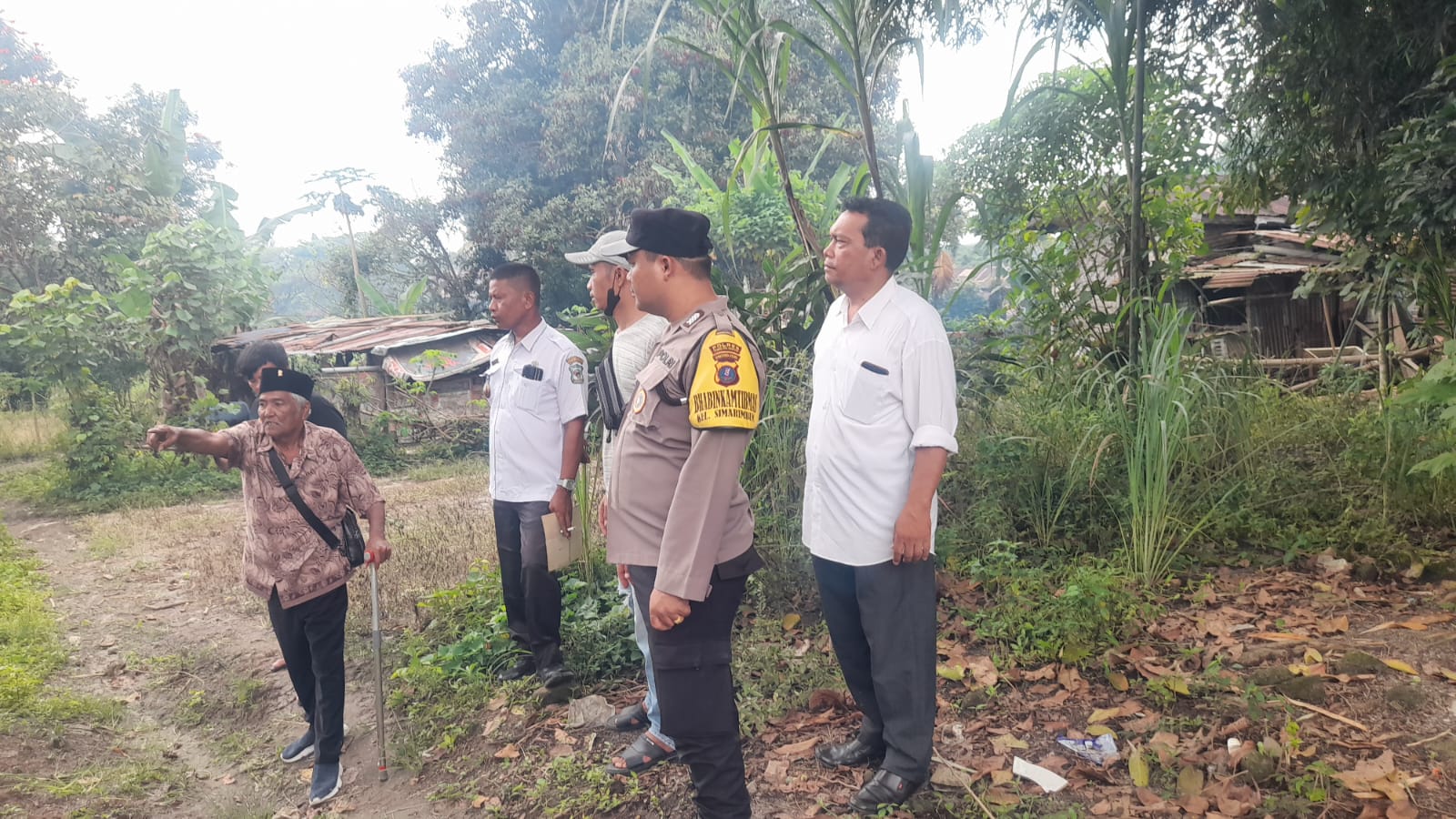 Bhabinkamtibmas Polsek Siantar Marihat Hadiri Pengecekan Batas Tanah Warga 
