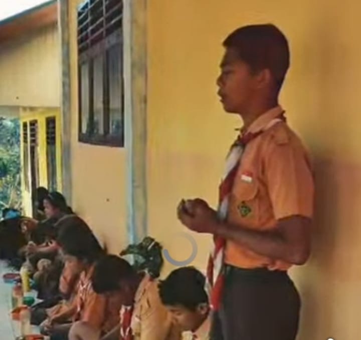 Rabu Mende, Pelajar SMP N 6 Satu Atap Kerajaan Menyantap Bekal Sarapan Bersama