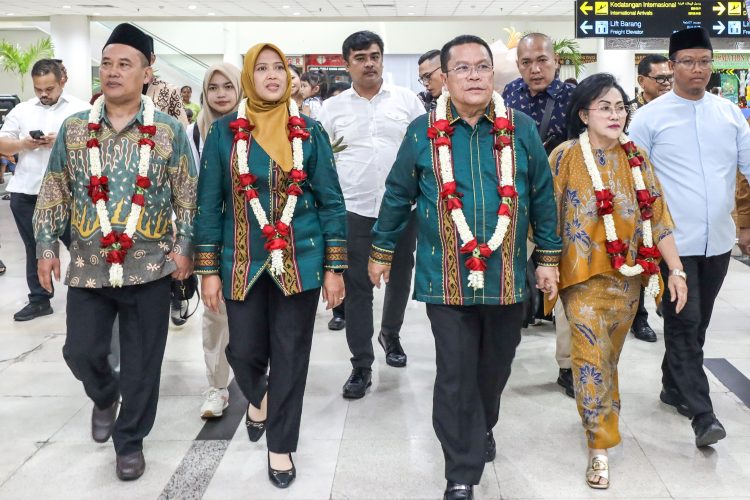 Wali Kota dan Wakil Wali Kota Pematangsiantar Tiba di Bandara Internasional Kualanamu Wali Kota dan Wakil Wali Kota Pematangsiantar Tiba di Bandara Internasional Kualanamu