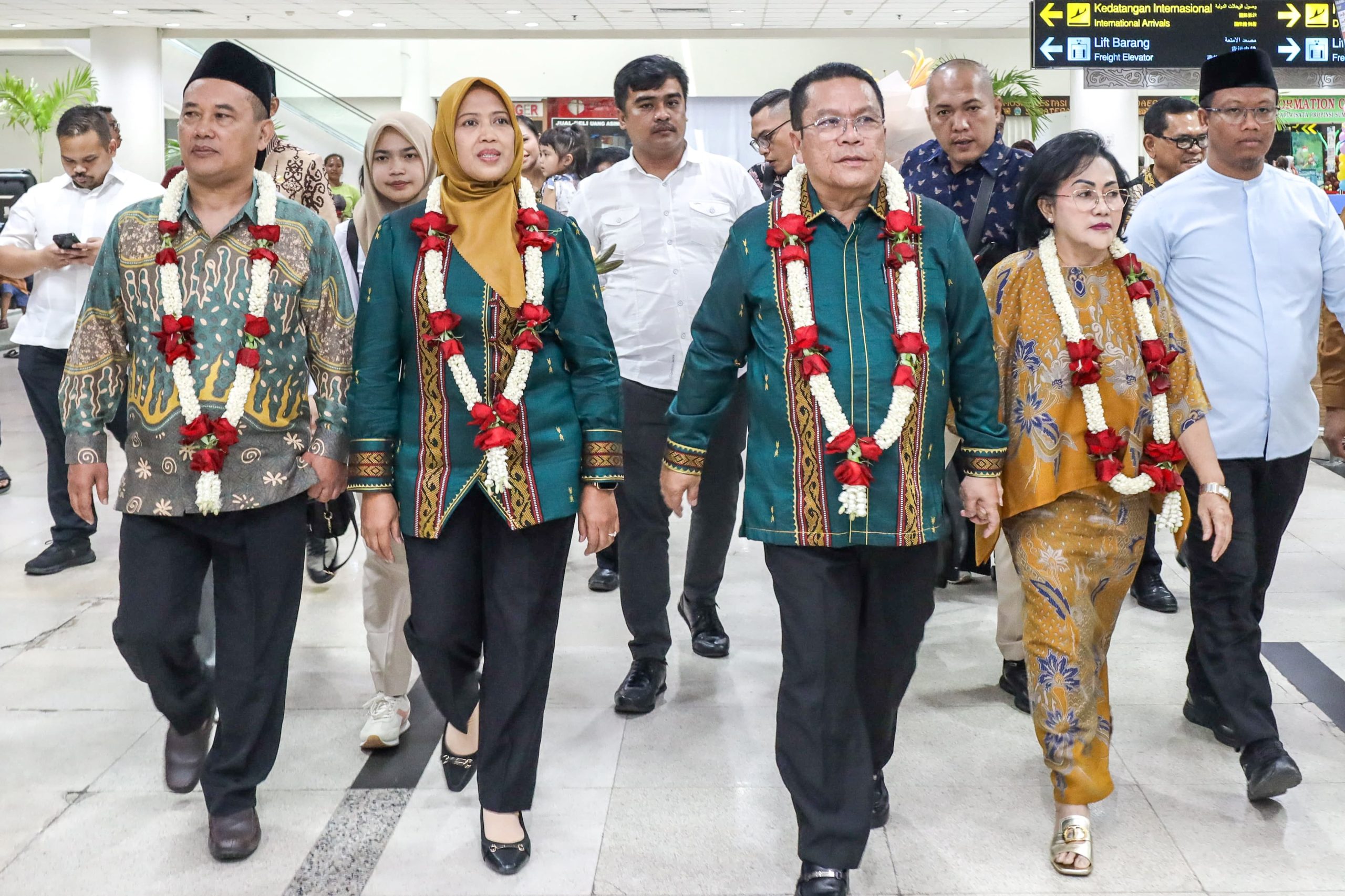Wali Kota dan Wakil Wali Kota Pematangsiantar Tiba di Bandara Internasional Kualanamu Wali Kota dan Wakil Wali Kota Pematangsiantar Tiba di Bandara Internasional Kualanamu