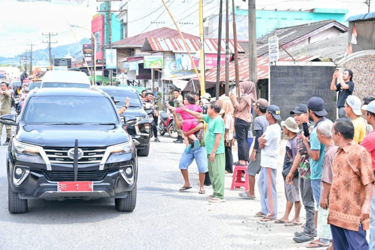 Bupati Tapteng Terpilih Masinton Pasaribu Tiba Di Tapanuli Tengah Disambut Antusias Masyarakat Tapteng Bupati Tapteng Terpilih Masinton Pasaribu Tiba Di Tapanuli Tengah Disambut Antusias Masyarakat Tapteng