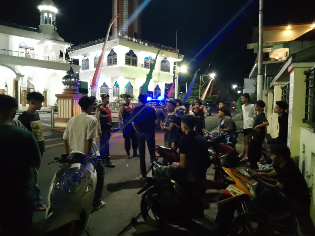 Antisipasi Gangguan Kamtibmas, Sat Samapta Polres Pematangsiantar Laksanakan Patroli Asmara Subuh Antisipasi Gangguan Kamtibmas, Sat Samapta Polres Pematangsiantar Laksanakan Patroli Asmara Subuh