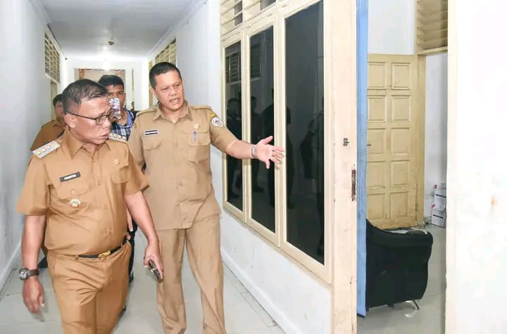 Hari Kedua Kerja, Bupati Langsung Sidak Dilingkungan Kantor Bupati Tapteng