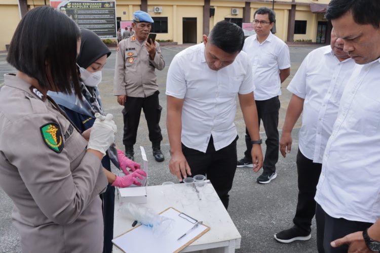 26 Personil Satnarkoba Polres Pematangsiantar Tes Urine Secara Mendadak 
