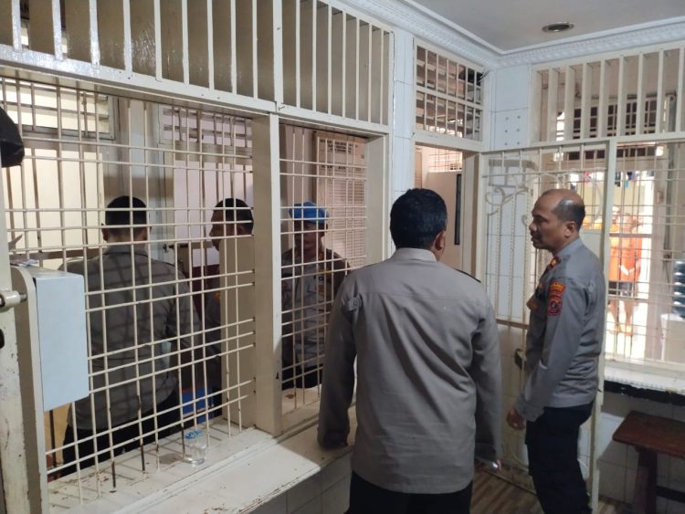 Wakapolres Pematangsiantar Pastikan Ruang Tahanan Keadaan Aman dan Baik Wakapolres Pematangsiantar Pastikan Ruang Tahanan Keadaan Aman dan Baik