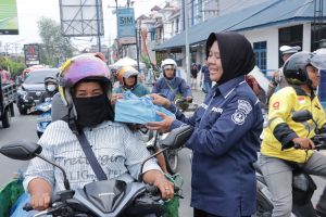 Momen Penuh Kebaikan, Sat Lantas Polres Pematangsiantar Bagi Takjil Kepada Pengguna Jalan yang Tertib Lalulintas Momen Penuh Kebaikan, Sat Lantas Polres Pematangsiantar Bagi Takjil Kepada Pengguna Jalan yang Tertib Lalulintas