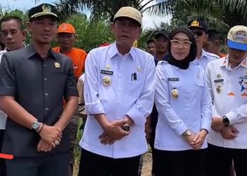 Bupati dan Wakil Bupati Way Kanan Kunjungi Lokasi Banjir dan Memberikan Bantuan Logistik Untuk Masyarakat Di Kampung Sri Menanti