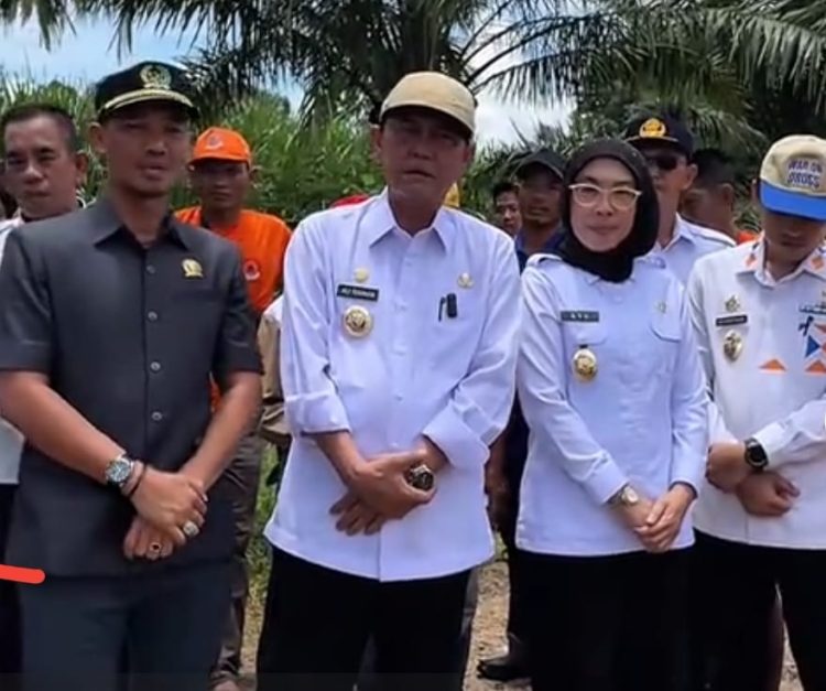 Bupati dan Wakil Bupati Way Kanan Kunjungi Lokasi Banjir dan Memberikan Bantuan Logistik Untuk Masyarakat Di Kampung Sri Menanti