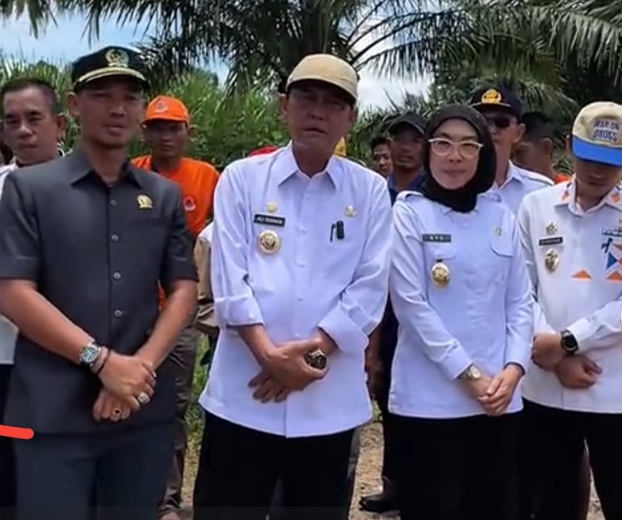 Bupati dan Wakil Bupati Way Kanan Kunjungi Lokasi Banjir dan Memberikan Bantuan Logistik Untuk Masyarakat Di Kampung Sri Menanti