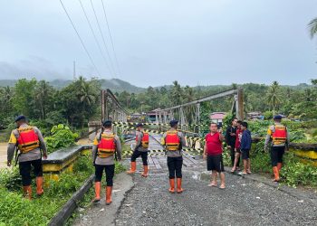 Brimob Polda Sumut Siaga di Kepulauan Nias, Evakuasi Jembatan Roboh dan Operasi Pencarian Nelayan Hanyut