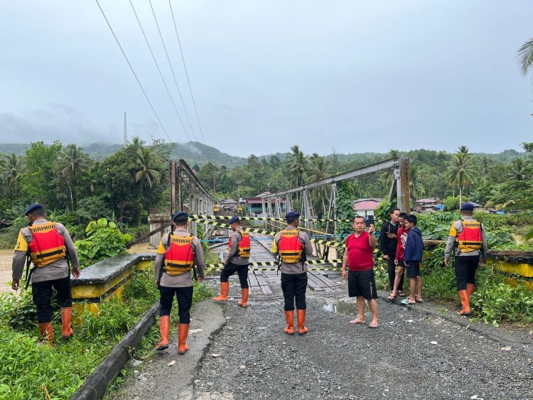 Brimob Polda Sumut Siaga di Kepulauan Nias, Evakuasi Jembatan Roboh dan Operasi Pencarian Nelayan Hanyut