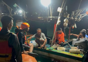 Alhamdulillah, Brimob Polda Sumut dan Basarnas Berhasil Evakuasi Nelayan Hanyut di Perairan Nias Dengan Selamat 