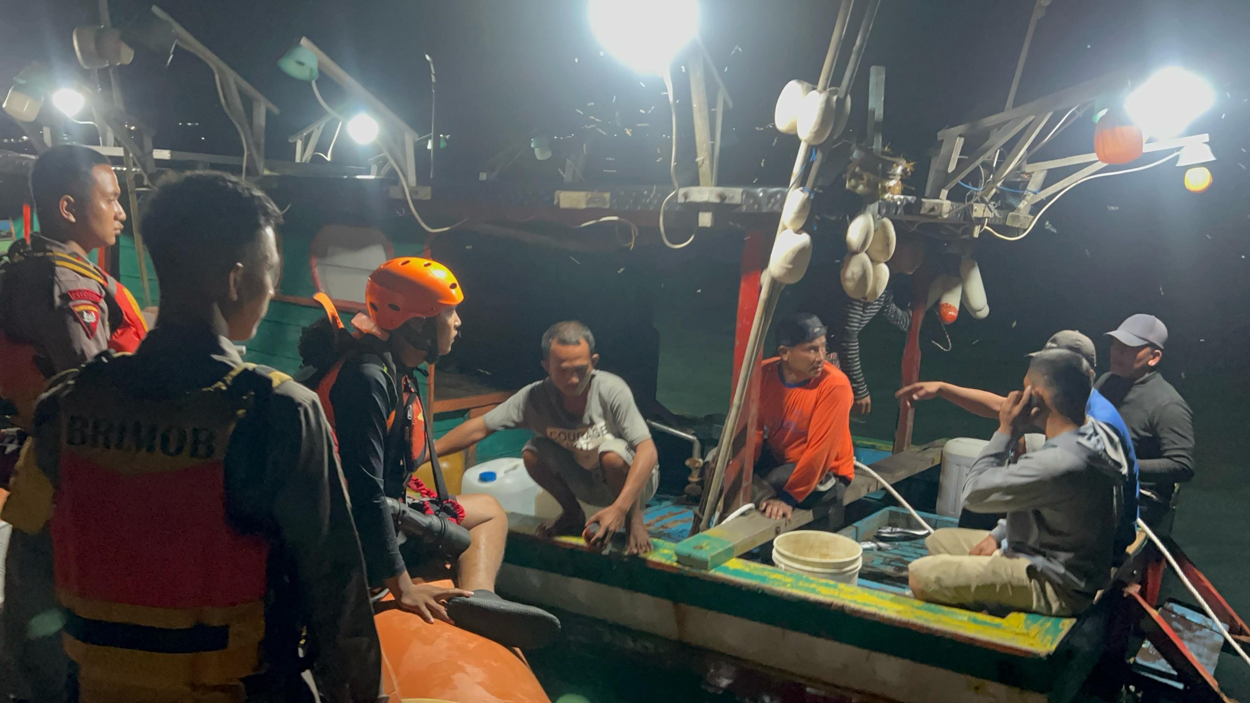 Alhamdulillah, Brimob Polda Sumut dan Basarnas Berhasil Evakuasi Nelayan Hanyut di Perairan Nias Dengan Selamat 