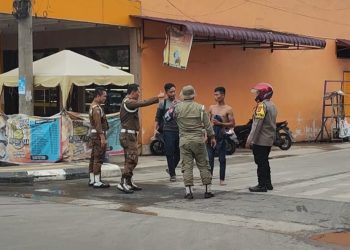 Kolaborasi Bhabinkamtibmas Dan Sat Pol PP, Amankan Diduga ODGJ Ke Kantor Dinas Sosial