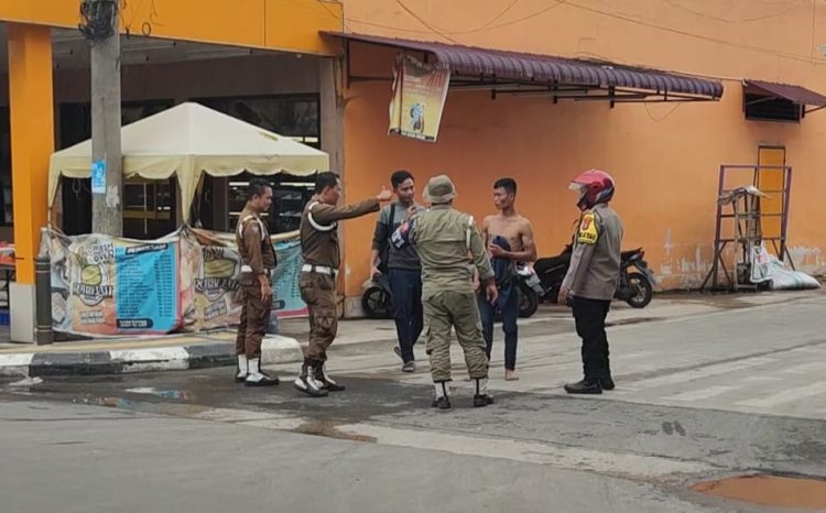 Kolaborasi Bhabinkamtibmas Dan Sat Pol PP, Amankan Diduga ODGJ Ke Kantor Dinas Sosial