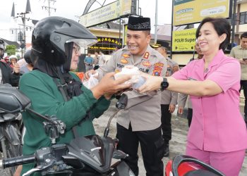 Kapolres Pematang Siantar Didampingi Ketua Bhayangkari Berbagi Takjil Kepada Warga Yang Melintas