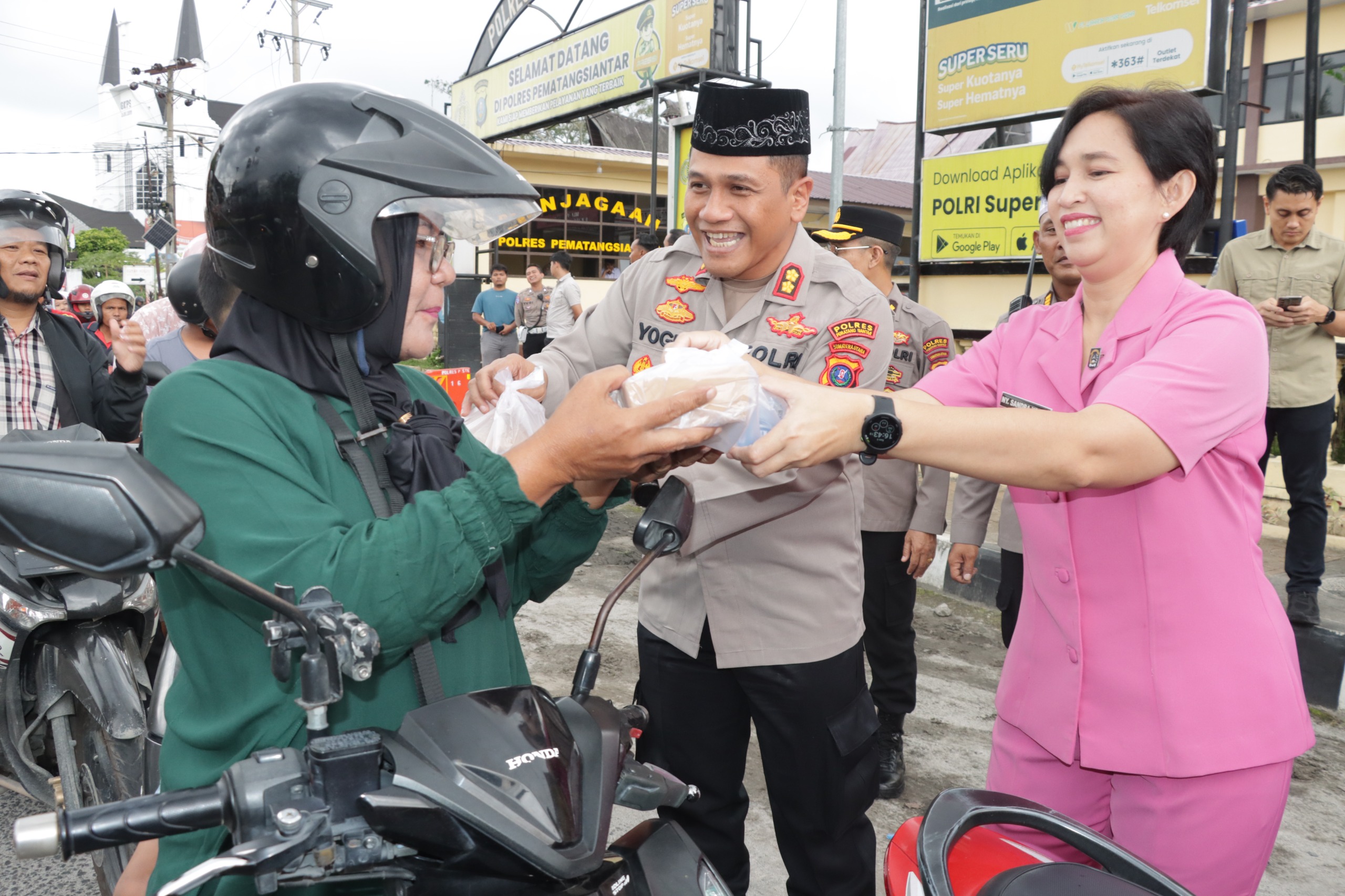Kapolres Pematang Siantar Didampingi Ketua Bhayangkari Berbagi Takjil Kepada Warga Yang Melintas