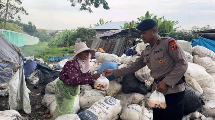 Brimob Polda Sumut dan TNI Bagikan 200 Paket Takjil untuk Masyarakat Tebing Tinggi