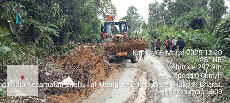 Pemkab Pakpak Bharat, TNI-Polri Saling Bahu Membahu Menormalisasi Jalan Nasional Pakpak Bharat -NAD Tertimbun Material Longsor 