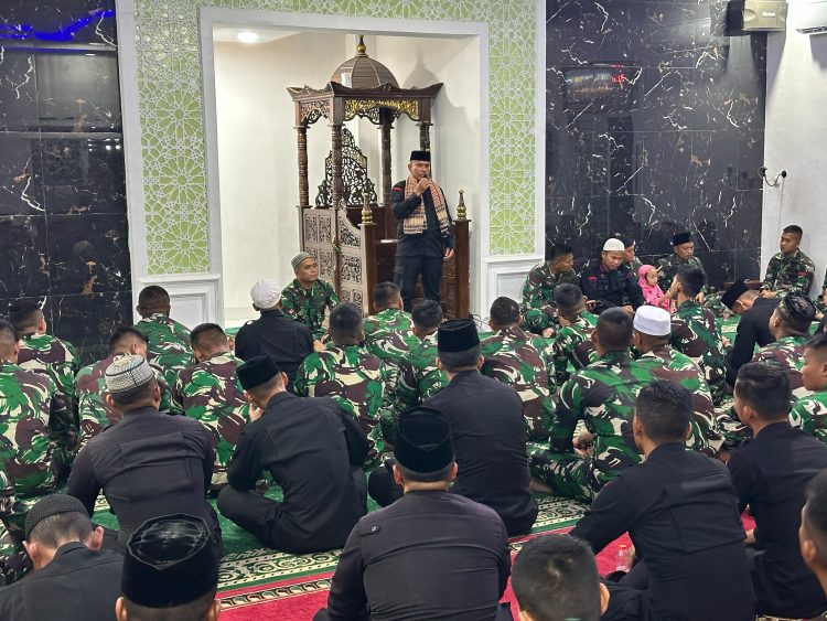 Perkuat Sinergitas, Brimob Sumut dan Yonif 123/Rajawali Gelar Salat Tarawih Bersama di Padang Sidempuan