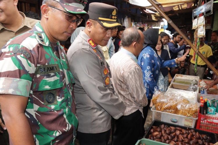 Jelang Idul Fitri 1446 H, Kapolres Pematangsiantar Bersama Forkopimda Sidak Harga dan Stok Barang Bapokting Jelang Idul Fitri 1446 H, Kapolres Pematangsiantar Bersama Forkopimda Sidak Harga dan Stok Barang Bapokting