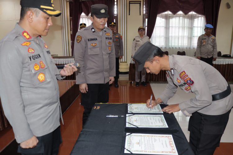 Kapolres Pematangsiantar Pimpin Penandatangan Pakta Integritas dan Pengambilan Sumpah RIM Polri TA 2025