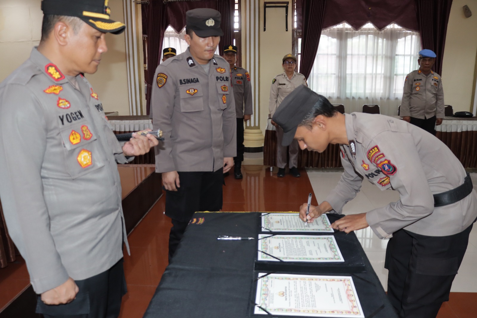 Kapolres Pematangsiantar Pimpin Penandatangan Pakta Integritas dan Pengambilan Sumpah RIM Polri TA 2025 Kapolres Pematangsiantar Pimpin Penandatangan Pakta Integritas dan Pengambilan Sumpah RIM Polri TA 2025
