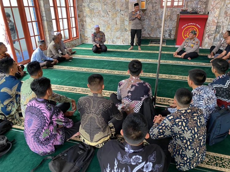 Kapolres Pematangsiantar Berikan Kultum Bagi Casis Polri Muslim Kapolres Pematangsiantar Berikan Kultum Bagi Casis Polri Muslim