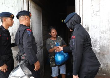 Jumat Berkah, Brimob Sumut Gelar Bakti Sosial dan Bagikan Sembako di Kota Medan