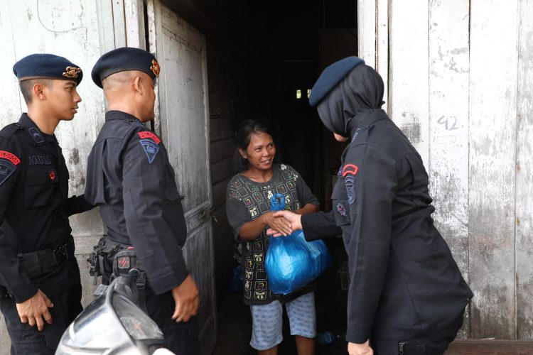 Jumat Berkah, Brimob Sumut Gelar Bakti Sosial dan Bagikan Sembako di Kota Medan