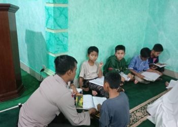 Bhabinkamtibmas Polsek Siantar Marihat Itensifkan Pengamanan Shalat Isya, Terawih dan Tadarus di Masjid Nurul Huda