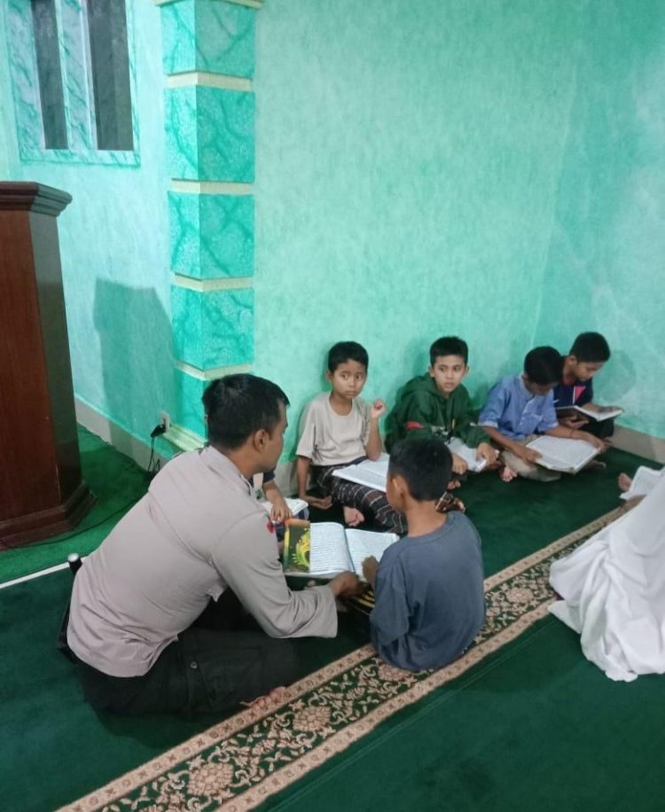 Bhabinkamtibmas Polsek Siantar Marihat Itensifkan Pengamanan Shalat Isya, Terawih dan Tadarus di Masjid Nurul Huda