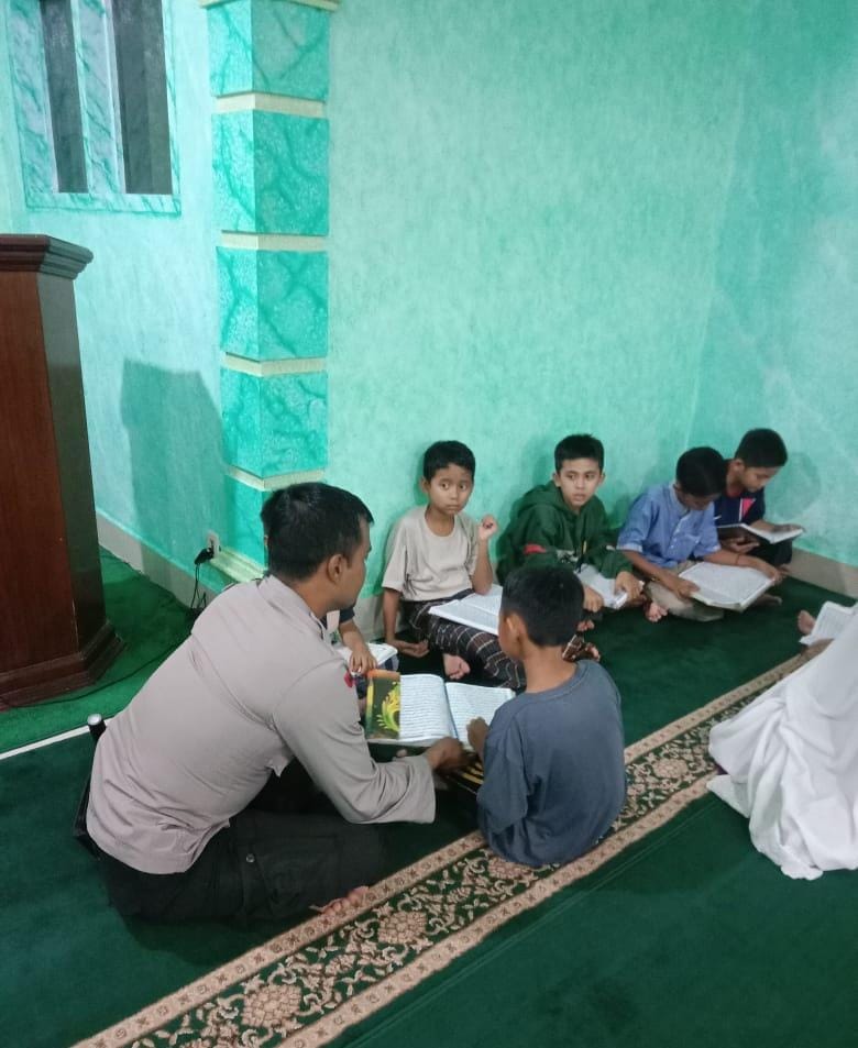 Bhabinkamtibmas Polsek Siantar Marihat Itensifkan Pengamanan Shalat Isya, Terawih dan Tadarus di Masjid Nurul Huda Bhabinkamtibmas Polsek Siantar Marihat Itensifkan Pengamanan Shalat Isya, Terawih dan Tadarus di Masjid Nurul Huda