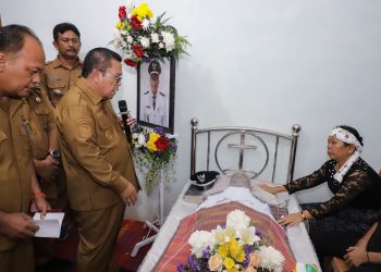 Wali Kota Pematangsiantar Wesly Silalahi Melayat Ke Rumah Duka Lurah Sukaraja 