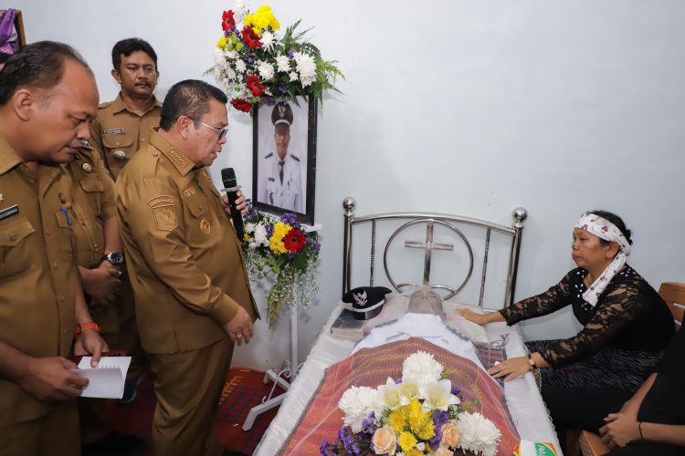 Wali Kota Pematangsiantar Wesly Silalahi Melayat Ke Rumah Duka Lurah Sukaraja Wali Kota Pematangsiantar Wesly Silalahi Melayat Ke Rumah Duka Lurah Sukaraja