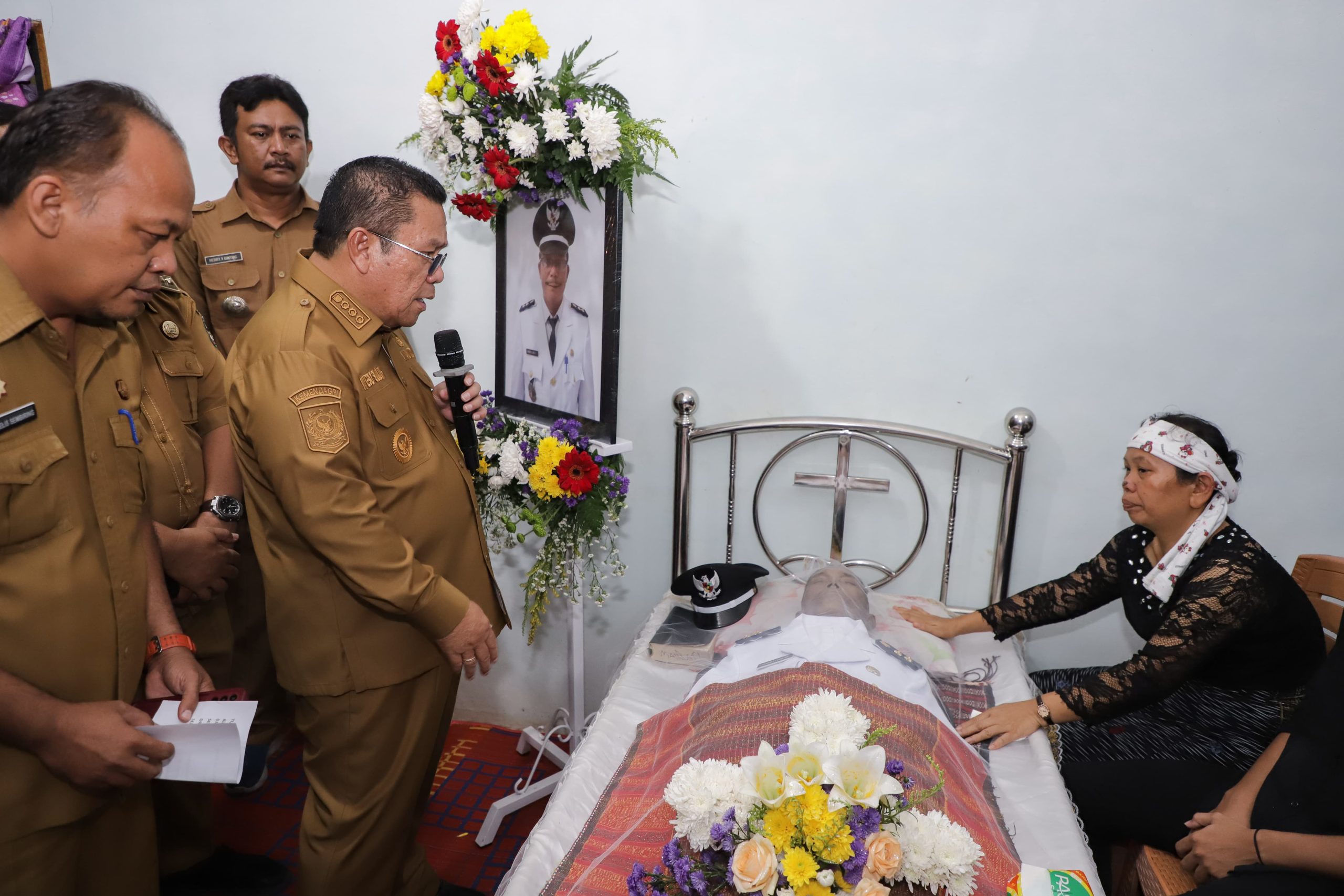 Wali Kota Pematangsiantar Wesly Silalahi Melayat Ke Rumah Duka Lurah Sukaraja Wali Kota Pematangsiantar Wesly Silalahi Melayat Ke Rumah Duka Lurah Sukaraja