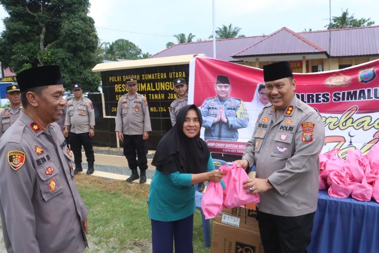 Ramadhan, Kapolres Simalungun Berbagi Takjil Gratis Kepada Masyarakat 