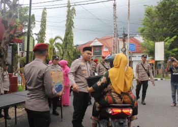 Bulan Ramadhan, Kapolres Sibolga Berbagi Takjil Kepada Masyarakat Yang Melintas di Jalan Sutomo