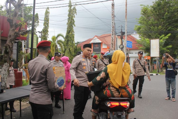 Bulan Ramadhan, Kapolres Sibolga Berbagi Takjil Kepada Masyarakat Yang Melintas di Jalan Sutomo