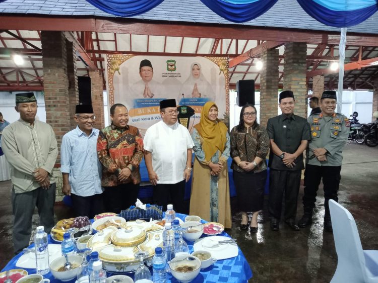 Hadiri Buka Puasa Bersama, Kapolres Pematangsiantar Ajak DPRD dan Forkopimda Terus Junjung Nlai-Nilai Kebersamaan dan Kepedulian Sosial