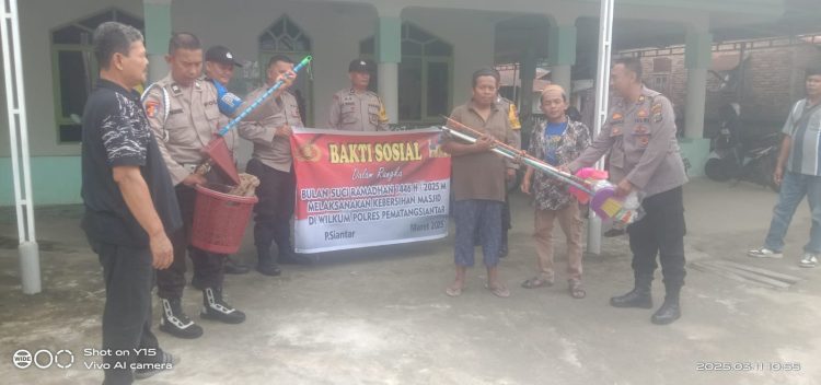 Bulan Penuh Berkah, Polseķ Siantar Martoba Kurve dan Berikan Bantuan Peralatan Kebersihan di Masjid Amalia
