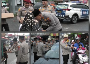 Polres Taput Berbagi Kasih Dengan Bagikan Takjil Persiapan Buka Puasa Bersama Umat Muslim
